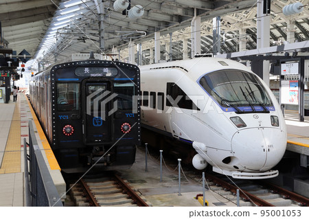 Limited Express Kamome (885 series: Hakata ⇔ Nagasaki) stopping at Nagasaki Station Limited Express Kamome (885 series: Hakata ⇔ Nagasaki) stopping at Nagasaki Station 95001053