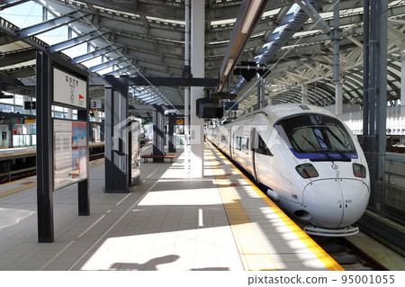 Limited Express Kamome (885 series: Hakata ⇔ Nagasaki) stopping at Nagasaki Station 95001055