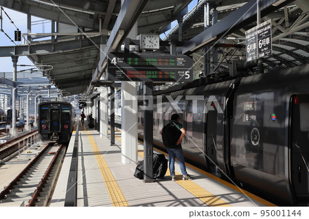 Limited Express Kamome (787 Series: Hakata ⇔ Nagasaki) stopping at Nagasaki Station 95001144