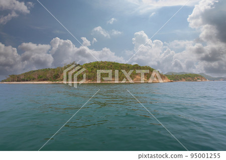 Koh Kham in  the day time, The satellite islands of Koh Sichang. 95001255