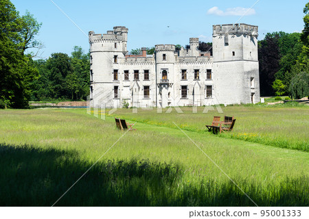 Meise, Flanders - Belgium - The Bouchout traditional castle in the water pond of the Botanical Garden 95001333
