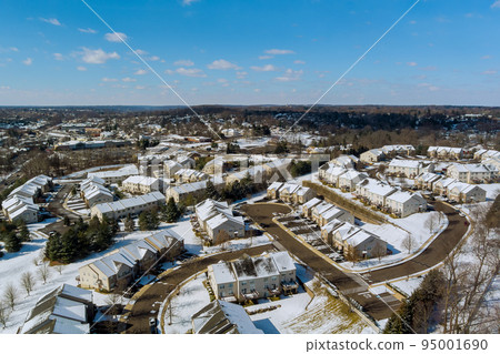 An American town in Pennsylvania has a residential complex with a snowy roof after a severe snowstorm has fallen on it 95001690