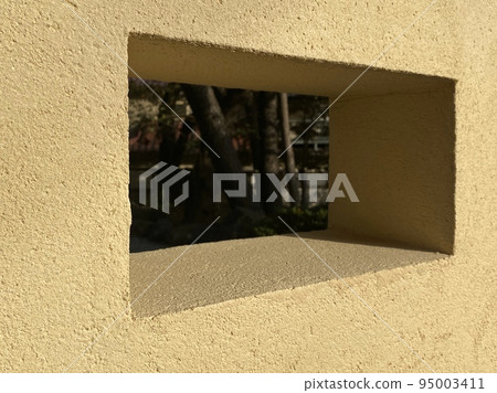 A rectangular form that appears on the wall. A rectangular form that appears on the wall. 95003411