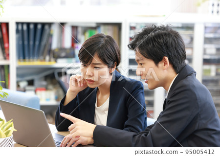 調查膝上型計算機_1的女商人 調查膝上型計算機_1的女商人 95005412