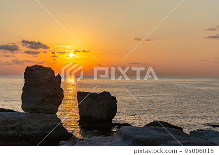Sunset on the sea among the rocks Sunset on the sea among the rocks 95006018