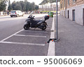 Parking in the small streets of Rome. 95006069