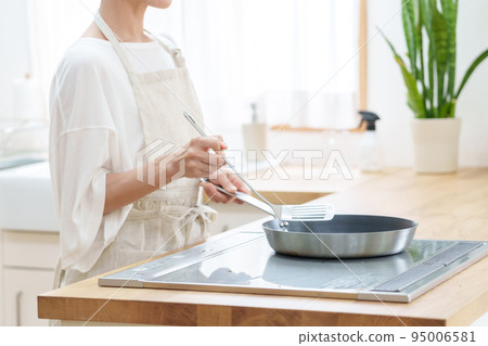 Housewives cooking in the kitchen 95006581