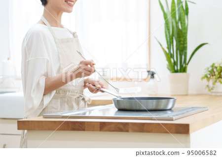 Housewives cooking in the kitchen 95006582