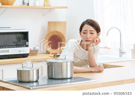 Housewife who failed to cook 95006583