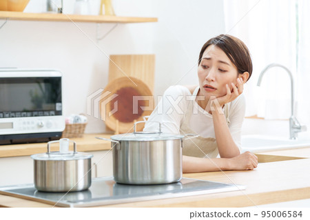 Housewife who failed to cook 95006584