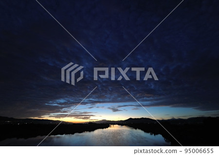 Morning view of autumn sky and river with scale clouds・Super wide angle・Sky mainly・220925am Morning view of autumn sky and river with scale clouds・Super wide angle・Sky mainly・220925am 95006655