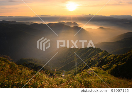 Tanigawadake Observation Mountains illuminated by the morning sun and morning fog Tanigawadake Observation Mountains illuminated by the morning sun and morning fog 95007135