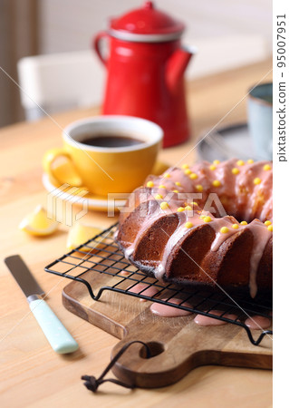 lemon cake with chocolate icing 95007951
