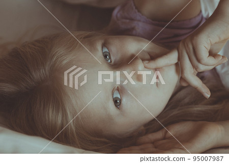 little girl lying in bed little girl lying in bed 95007987