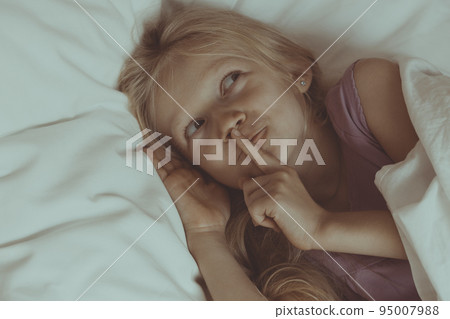 little girl lying in bed little girl lying in bed 95007988
