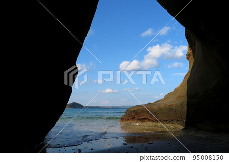 Hamada coast of Tanegashima, the view outside from the sea erosion cave of "Chiza Iwaya" Hamada coast of Tanegashima, the view outside from the sea erosion cave of "Chiza Iwaya" 95008150