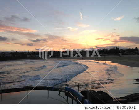 Bondi beach sunset 95008671