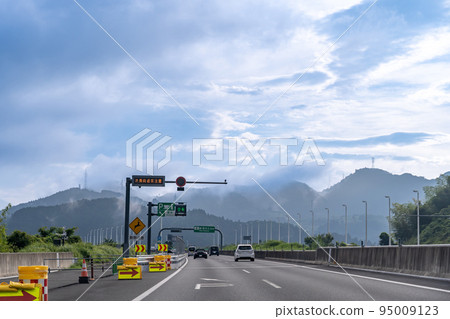 A passenger car running on the Shin-Tomei Expressway in the morning, soon driving through Shimizu Parking A passenger car running on the Shin-Tomei Expressway in the morning, soon driving through Shimizu Parking 95009123