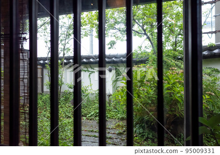 [日本] 長野縣千曲市蕎麥麵店格子窗外的雨花庭院 95009331