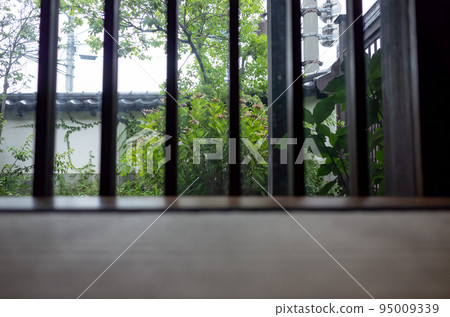 [日本] 長野縣千曲市蕎麥麵店格子窗外的雨花庭院 95009339