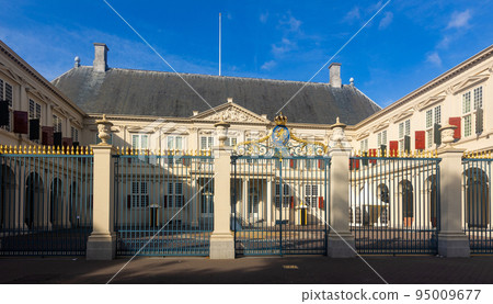 Noordeinde Palace of Hague from outside during daytime 95009677