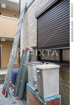 Scaffolding assembly for exterior wall painting of houses 95010313