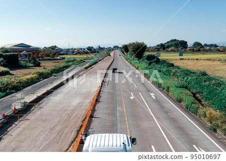 Construction to increase the number of lanes on the main road Overhead view of National Route 17 Jobu Road 2022.10 d-4 Cool light color Construction to increase the number of lanes on the main road Overhead view of National Route 17 Jobu Road 2022.10 d-4 Cool light color 95010697