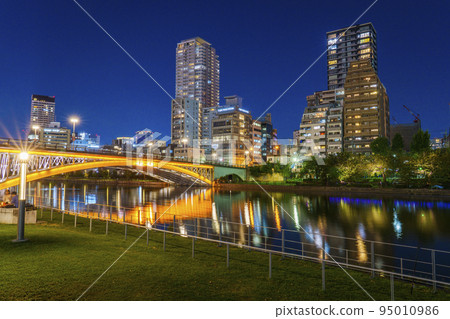 中之島公園、天神橋和從草坪廣場看到的大阪夜景 95010986