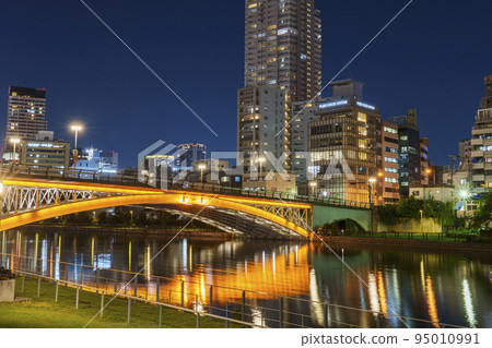 中之島公園、天神橋和從草坪廣場看到的大阪夜景 95010991