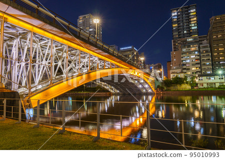 中之島公園、天神橋和從草坪廣場看到的大阪夜景 95010993