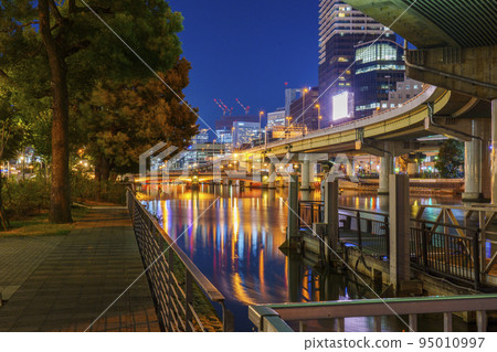 從中之島玫瑰港碼頭（地下通道）看到的大阪夜景 95010997