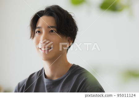 A man in a gray T-shirt 95011124