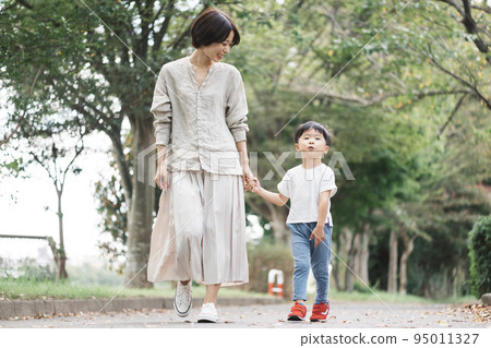 父母和孩子手牽手散步 95011327