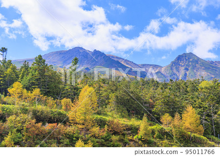 Mt. Ontake Ropeway to the 8th station with autumn leaves in full bloom 95011766