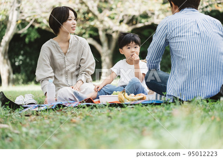 family having a picnic lunch 95012223