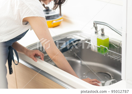 清洗廚房水槽的婦女 95012787