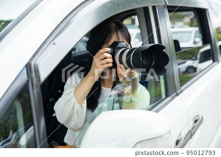 Voyeur woman voyeurism 95012793