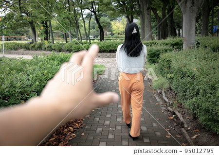 一個男人襲擊女人的罪行 95012795