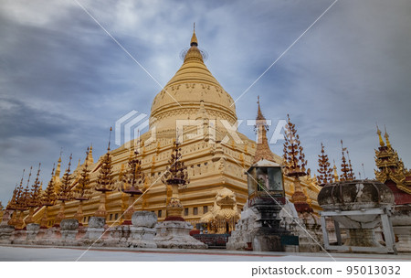 Golden Pagoda Shwezigon Paya in Bagan, Myanmar Golden Pagoda Shwezigon Paya in Bagan, Myanmar 95013032