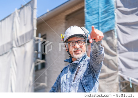 工地主管、施工主管、總工程師、主管、牛仔、白髮、鬍鬚、指點 95013133