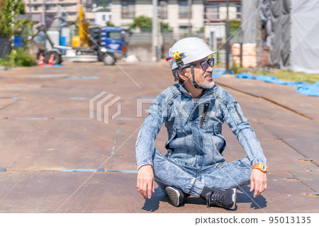 工地主管 施工主管 總工程師 主管 牛仔 白髮 鬍鬚 溝通 微笑 鐵板 95013135