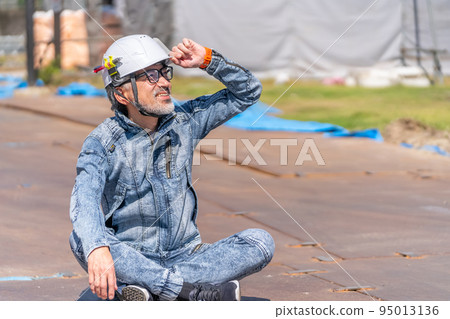 工地主管 施工主管 總工程師 主管 牛仔 白髮 鬍鬚 溝通 微笑 鐵板 95013136