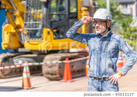 Site supervisor, construction supervisor, chief engineer, supervisor, denim, gray hair, beard, heavy machinery, construction machinery 95013137