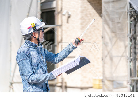 Site supervisor, construction supervisor, chief engineer, supervisor, denim, gray hair, beard, blueprint, scale 95013141