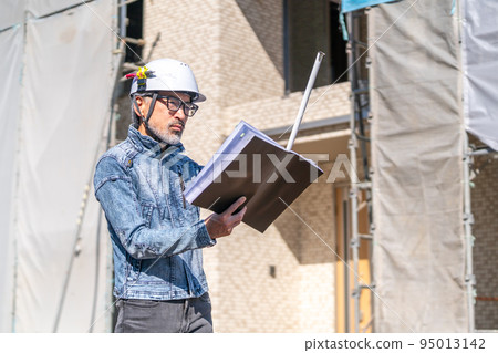 Site supervisor, construction supervisor, chief engineer, supervisor, denim, gray hair, beard, blueprint, scale Site supervisor, construction supervisor, chief engineer, supervisor, denim, gray hair, beard, blueprint, scale 95013142