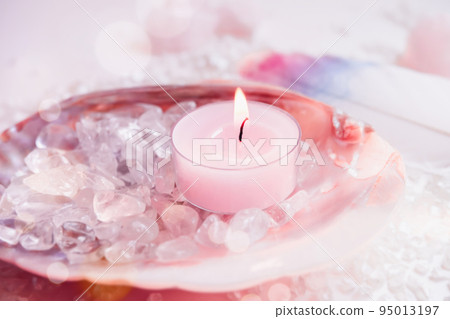 香薰蠟燭和天然石頭精神形象材料 95013197