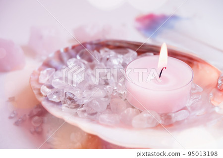 香薰蠟燭和天然石頭精神形象材料 95013198