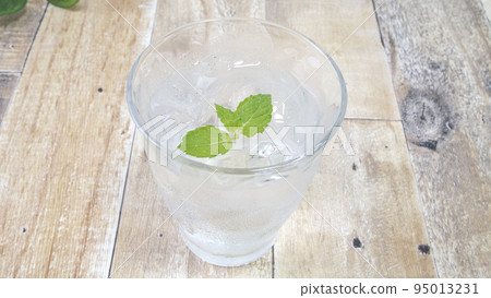 玻璃杯裡的冷水 玻璃杯裡的冷水 95013231