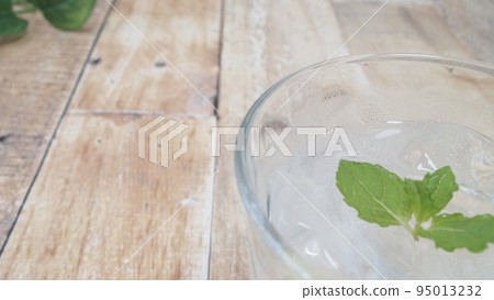 玻璃杯裡的冷水 玻璃杯裡的冷水 95013232
