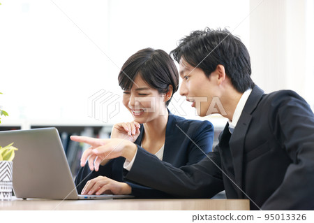 商務人士男女和平會面_1 商務人士男女和平會面_1 95013326